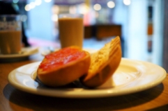 Pan con tomate and a café con leche en vaso at Cafetería Esparteros.